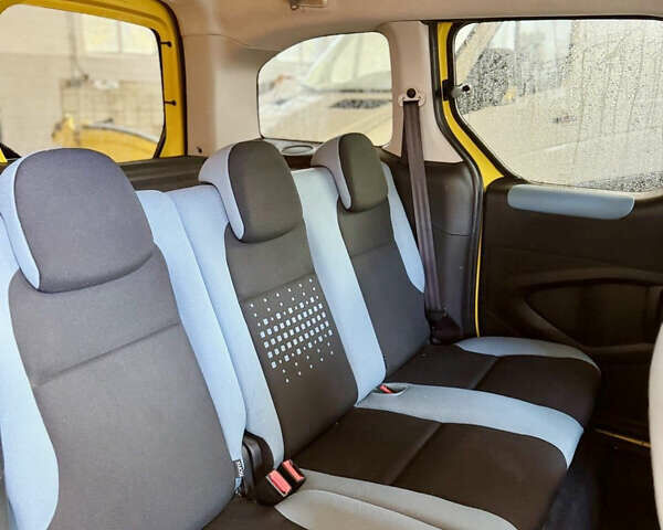 Желтый Ситроен Берлинго, объемом двигателя 1.6 л и пробегом 168 тыс. км за 7500 $, фото 6 на Automoto.ua