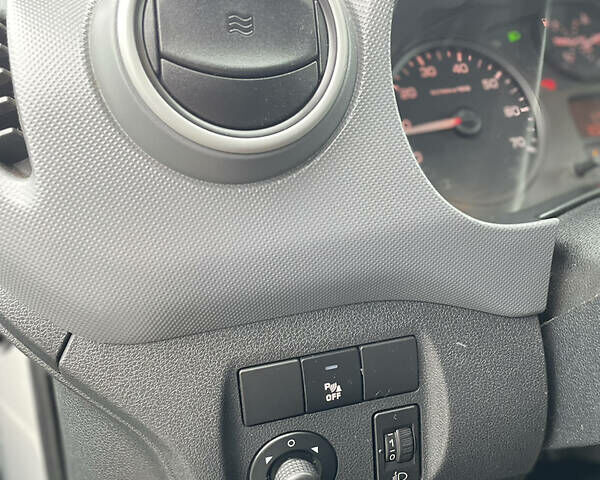 Серый Ситроен Берлинго, объемом двигателя 1.6 л и пробегом 353 тыс. км за 4200 $, фото 9 на Automoto.ua