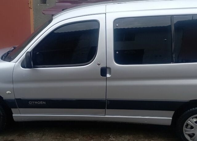 Серый Ситроен Берлинго, объемом двигателя 1.4 л и пробегом 230 тыс. км за 3700 $, фото 2 на Automoto.ua