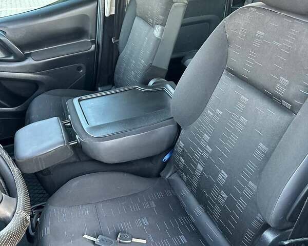 Сітроен Берлінго 2008 у Нововолинськ на Automoto.ua Сірий Сітроен Берлінго, об'ємом двигуна 1.6 л та пробігом 191 тис. км за 5900 $, фото 44 на Automoto.ua