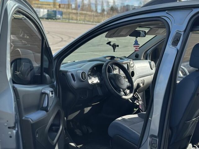 Серый Ситроен Берлинго, объемом двигателя 1.6 л и пробегом 295 тыс. км за 5900 $, фото 4 на Automoto.ua