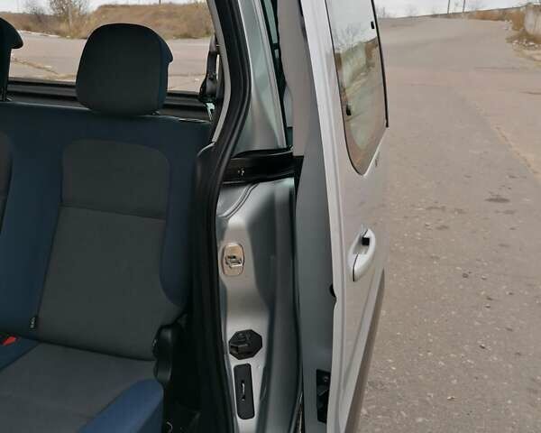 Серый Ситроен Берлинго, объемом двигателя 1.6 л и пробегом 265 тыс. км за 8000 $, фото 21 на Automoto.ua
