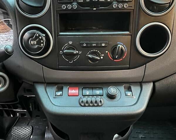 Сірий Сітроен Берлінго, об'ємом двигуна 1.56 л та пробігом 235 тис. км за 5000 $, фото 46 на Automoto.ua