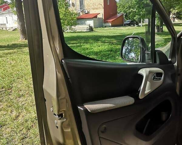 Серый Ситроен Берлинго, объемом двигателя 1.6 л и пробегом 170 тыс. км за 12500 $, фото 121 на Automoto.ua