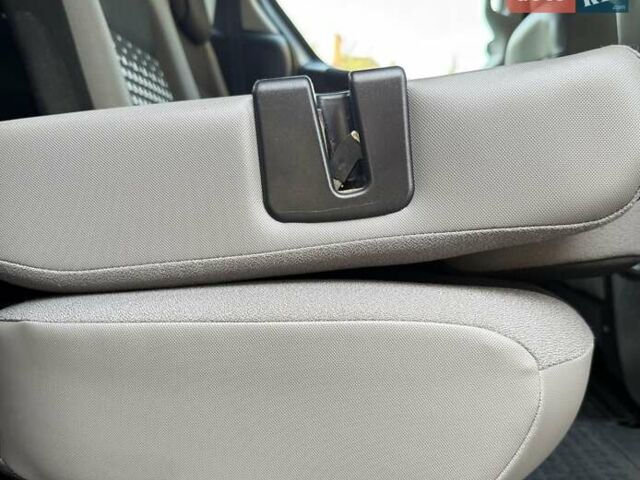 Серый Ситроен Берлинго, объемом двигателя 1.6 л и пробегом 153 тыс. км за 10950 $, фото 94 на Automoto.ua