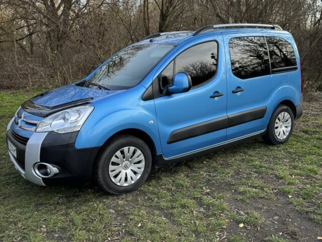 Синий Ситроен Берлинго, объемом двигателя 1.6 л и пробегом 254 тыс. км за 8800 $, фото 2 на Automoto.ua