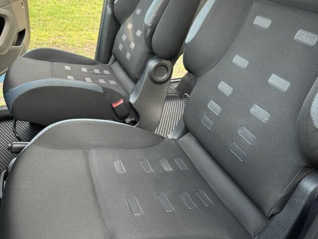 Синий Ситроен Берлинго, объемом двигателя 1.6 л и пробегом 254 тыс. км за 8800 $, фото 20 на Automoto.ua