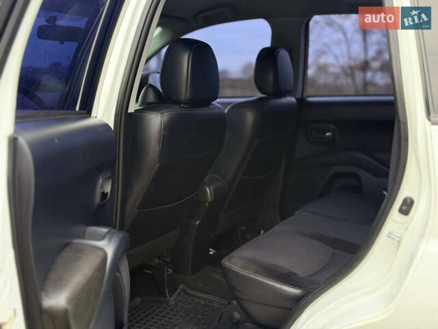 Белый Ситроен С-Кроссер, объемом двигателя 2.36 л и пробегом 370 тыс. км за 8150 $, фото 14 на Automoto.ua