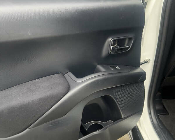 Білий Сітроен С-Кроссер, об'ємом двигуна 2.2 л та пробігом 232 тис. км за 9990 $, фото 24 на Automoto.ua