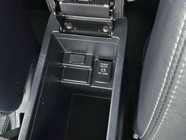 Серый Ситроен С-Кроссер, объемом двигателя 2.4 л и пробегом 248 тыс. км за 9500 $, фото 17 на Automoto.ua