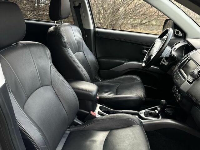 Серый Ситроен С-Кроссер, объемом двигателя 2.2 л и пробегом 250 тыс. км за 9700 $, фото 8 на Automoto.ua