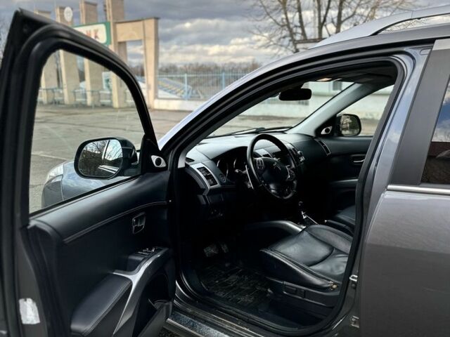 Серый Ситроен С-Кроссер, объемом двигателя 2.2 л и пробегом 250 тыс. км за 9700 $, фото 7 на Automoto.ua