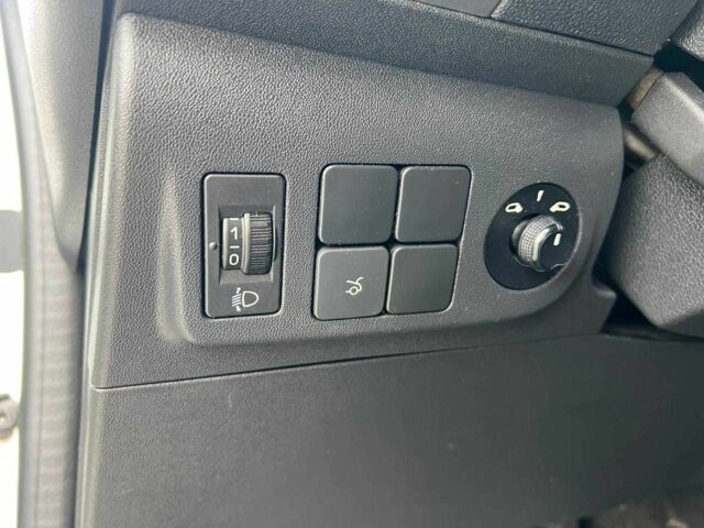 Сітроен С-Елізє 2013 у Львові на Automoto.ua Білий Сітроен С-Елізє, об'ємом двигуна 1.2 л та пробігом 115 тис. км за 5290 $, фото 19 на Automoto.ua