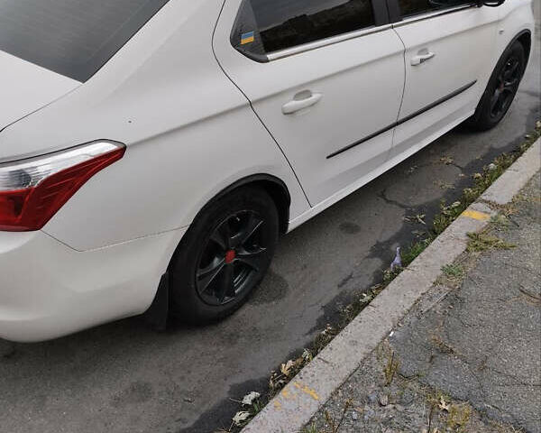 Белый Ситроен С-Элизе, объемом двигателя 1.2 л и пробегом 290 тыс. км за 5700 $, фото 2 на Automoto.ua