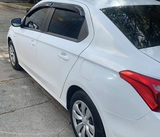 Белый Ситроен С-Элизе, объемом двигателя 1.6 л и пробегом 290 тыс. км за 7500 $, фото 2 на Automoto.ua