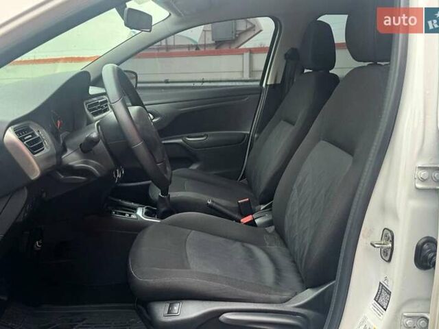 Белый Ситроен С-Элизе, объемом двигателя 1.56 л и пробегом 125 тыс. км за 9990 $, фото 8 на Automoto.ua