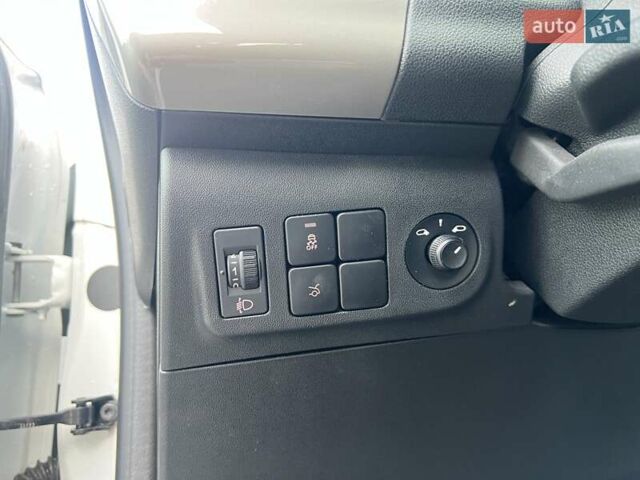 Белый Ситроен С-Элизе, объемом двигателя 1.59 л и пробегом 25 тыс. км за 13792 $, фото 11 на Automoto.ua