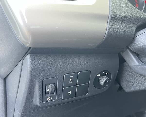 Білий Сітроен С-Елізє, об'ємом двигуна 1.59 л та пробігом 58 тис. км за 12173 $, фото 16 на Automoto.ua