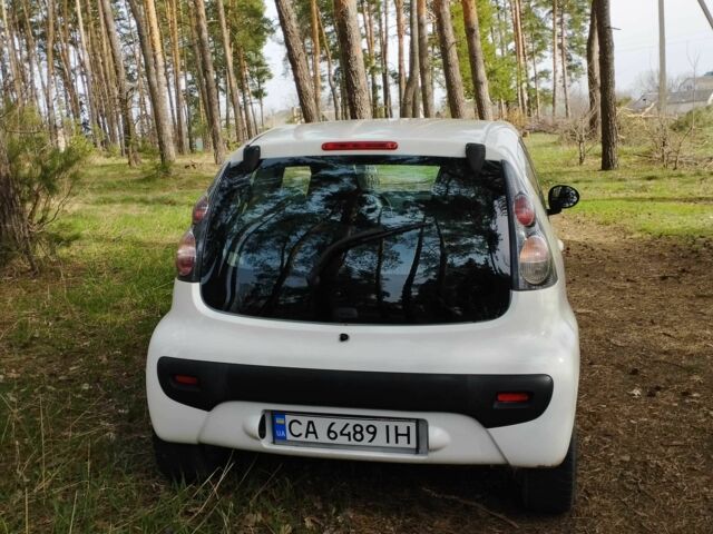 Белый Ситроен С1, объемом двигателя 1 л и пробегом 160 тыс. км за 4450 $, фото 4 на Automoto.ua