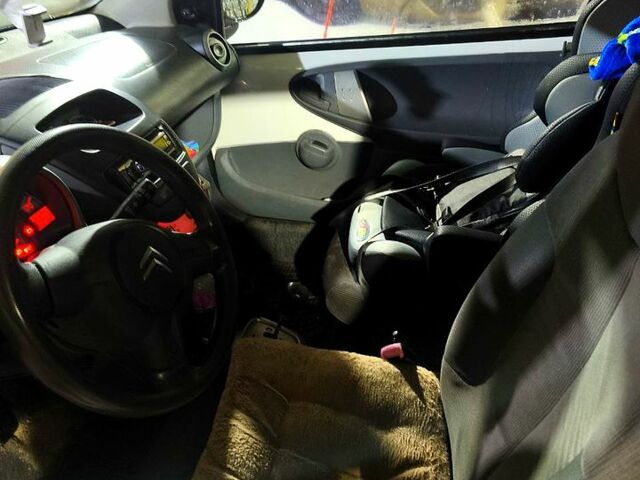 Белый Ситроен С1, объемом двигателя 1 л и пробегом 170 тыс. км за 4500 $, фото 2 на Automoto.ua