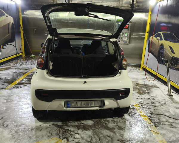 Белый Ситроен С1, объемом двигателя 1 л и пробегом 171 тыс. км за 4200 $, фото 6 на Automoto.ua