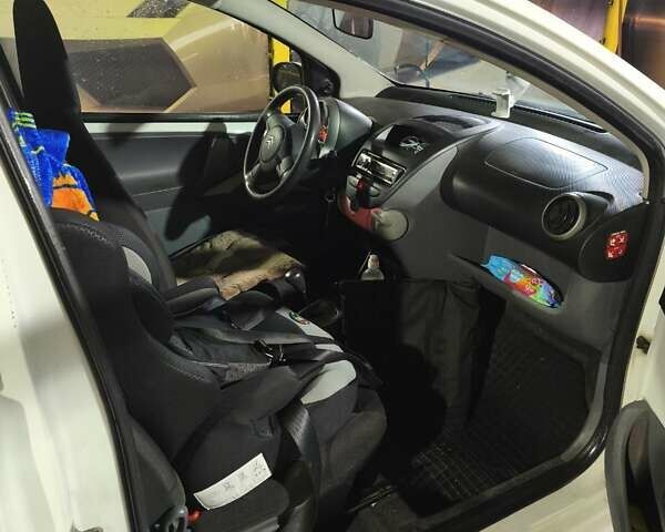 Белый Ситроен С1, объемом двигателя 1 л и пробегом 171 тыс. км за 4200 $, фото 3 на Automoto.ua