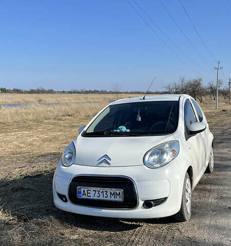 Белый Ситроен С1, объемом двигателя 1 л и пробегом 150 тыс. км за 5800 $, фото 2 на Automoto.ua