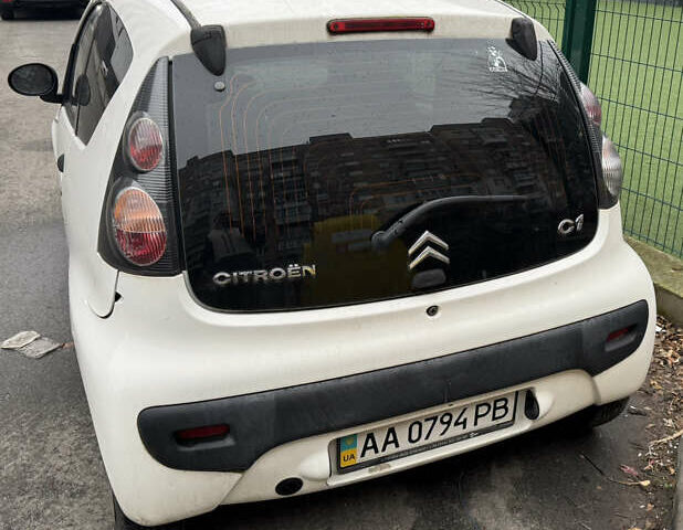 Белый Ситроен С1, объемом двигателя 1 л и пробегом 180 тыс. км за 4500 $, фото 2 на Automoto.ua