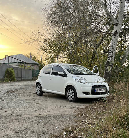 Белый Ситроен С1, объемом двигателя 1 л и пробегом 150 тыс. км за 5800 $, фото 5 на Automoto.ua