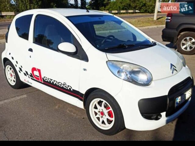 Белый Ситроен С1, объемом двигателя 1 л и пробегом 84 тыс. км за 5400 $, фото 12 на Automoto.ua