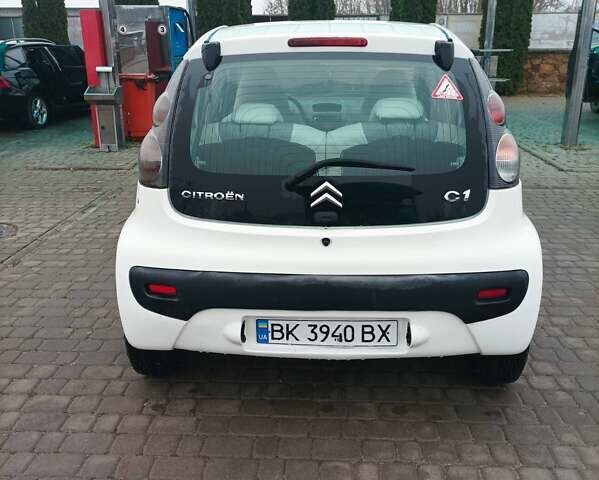 Белый Ситроен С1, объемом двигателя 1 л и пробегом 140 тыс. км за 4900 $, фото 1 на Automoto.ua