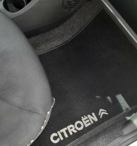 Белый Ситроен С1, объемом двигателя 1 л и пробегом 89 тыс. км за 6300 $, фото 39 на Automoto.ua