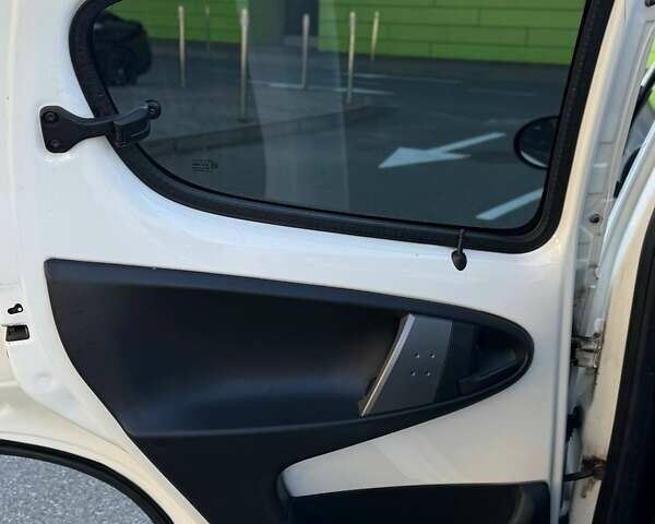 Ситроен С1 2013 в Киеве на Automoto.ua Белый Ситроен С1, объемом двигателя 1 л и пробегом 100 тыс. км за 4100 $, фото 20 на Automoto.ua