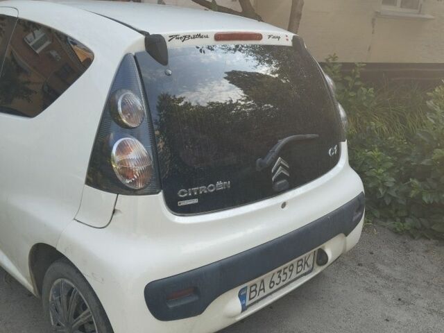 Белый Ситроен С1, объемом двигателя 1 л и пробегом 100 тыс. км за 2200 $, фото 2 на Automoto.ua