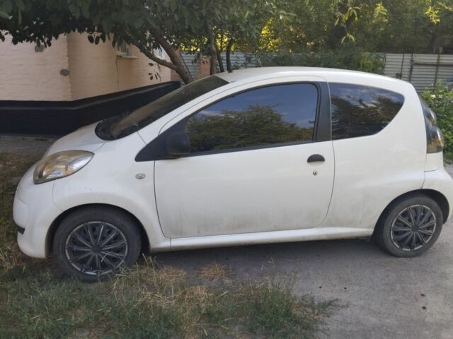 Белый Ситроен С1, объемом двигателя 1 л и пробегом 100 тыс. км за 2200 $, фото 1 на Automoto.ua