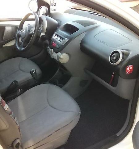 Белый Ситроен С1, объемом двигателя 1 л и пробегом 142 тыс. км за 3900 $, фото 10 на Automoto.ua