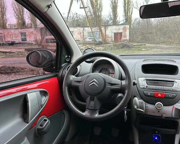 Красный Ситроен С1, объемом двигателя 1 л и пробегом 127 тыс. км за 2950 $, фото 14 на Automoto.ua