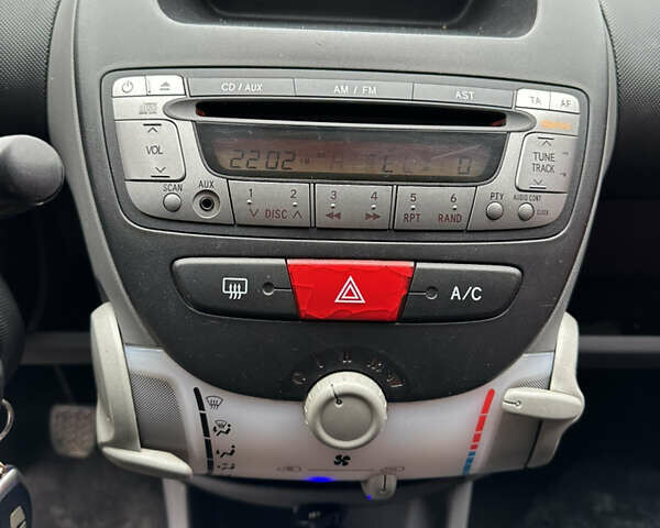 Красный Ситроен С1, объемом двигателя 1 л и пробегом 127 тыс. км за 2950 $, фото 17 на Automoto.ua