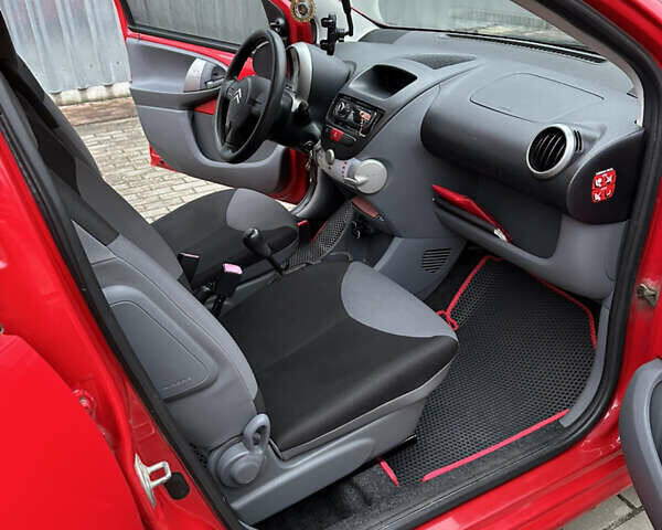 Красный Ситроен С1, объемом двигателя 1 л и пробегом 110 тыс. км за 4300 $, фото 2 на Automoto.ua