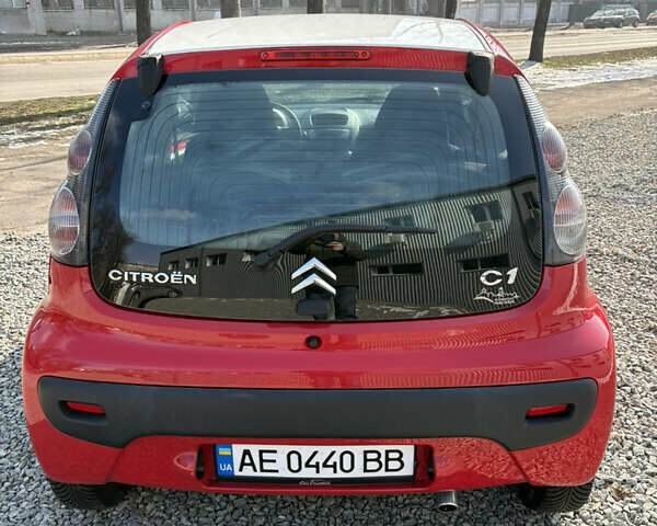 Красный Ситроен С1, объемом двигателя 1 л и пробегом 86 тыс. км за 5399 $, фото 3 на Automoto.ua