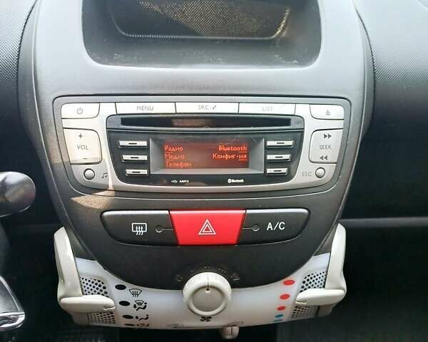 Красный Ситроен С1, объемом двигателя 1 л и пробегом 111 тыс. км за 6350 $, фото 84 на Automoto.ua