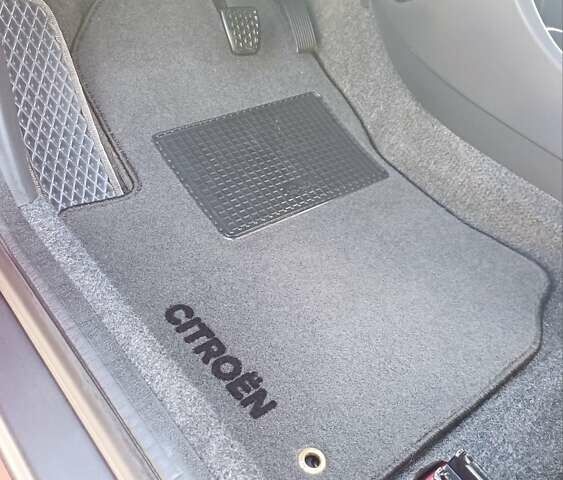 Красный Ситроен С1, объемом двигателя 1 л и пробегом 111 тыс. км за 6350 $, фото 59 на Automoto.ua