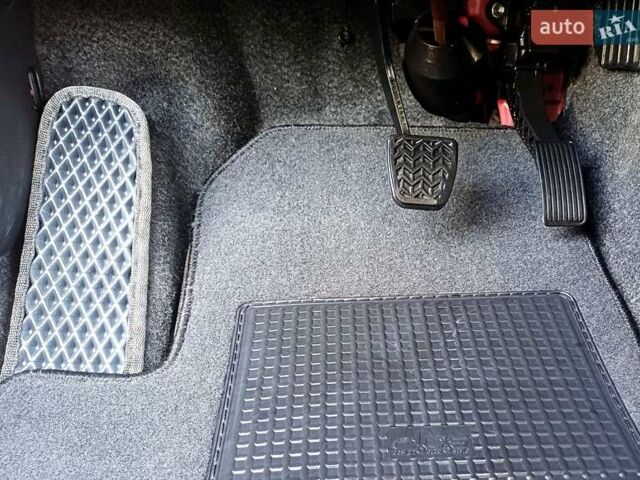 Красный Ситроен С1, объемом двигателя 1 л и пробегом 111 тыс. км за 6350 $, фото 60 на Automoto.ua