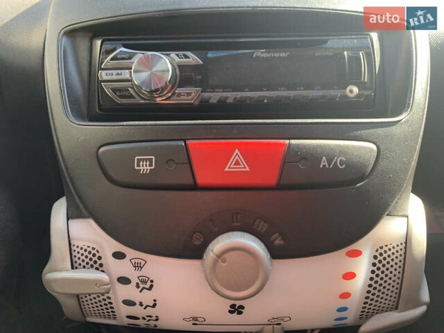 Красный Ситроен С1, объемом двигателя 1 л и пробегом 71 тыс. км за 5200 $, фото 5 на Automoto.ua