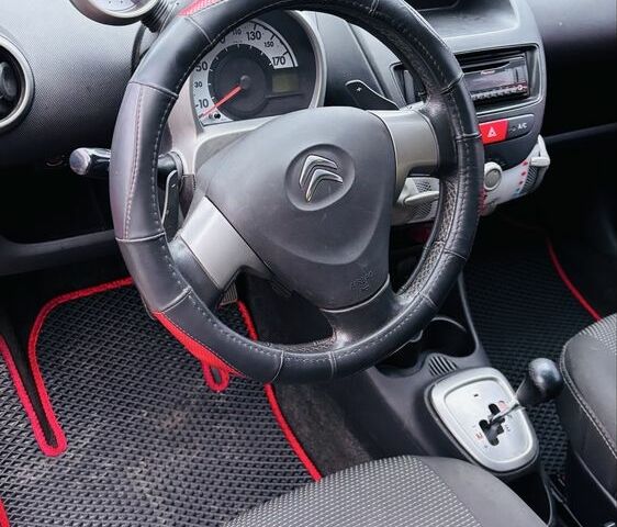 Красный Ситроен С1, объемом двигателя 1 л и пробегом 109 тыс. км за 6350 $, фото 4 на Automoto.ua