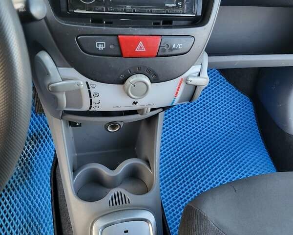 Серый Ситроен С1, объемом двигателя 1 л и пробегом 192 тыс. км за 4200 $, фото 25 на Automoto.ua