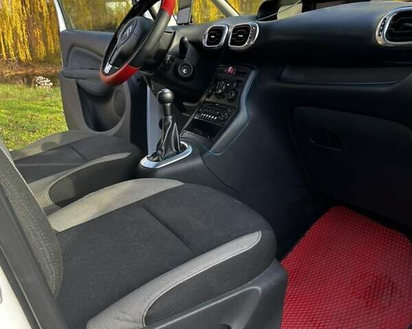 Білий Сітроен С3 Пікассо, об'ємом двигуна 1.4 л та пробігом 162 тис. км за 5000 $, фото 2 на Automoto.ua