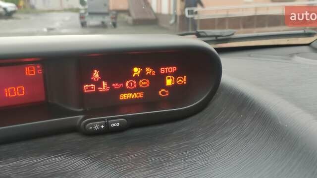 Черный Ситроен С3 Пикассо, объемом двигателя 1.4 л и пробегом 175 тыс. км за 5500 $, фото 4 на Automoto.ua