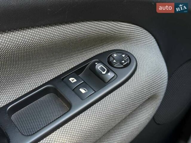 Синий Ситроен С3 Пикассо, объемом двигателя 1.56 л и пробегом 227 тыс. км за 7200 $, фото 17 на Automoto.ua