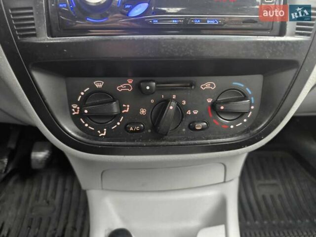 Белый Ситроен С3, объемом двигателя 1.1 л и пробегом 174 тыс. км за 4000 $, фото 12 на Automoto.ua